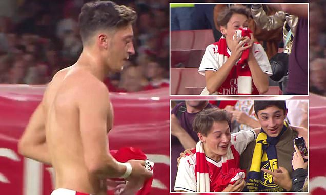 Fans Arsenal Kegirangan Dapat Kaos dari Mezil, Lihat Saja Reaksinya....